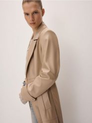 Płaszcz z imitacji skóry - beżowy. Brązowe płaszcze Reserved, l, bez wzorów, ze skóry, bez kaptura. W wyprzedaży za 99.99 zł.