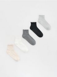 Bawełniane skarpetki 5 pack - jasnoszary. Szare skarpety Reserved, bez wzorów, z bawełny. W wyprzedaży za 29.99 zł.