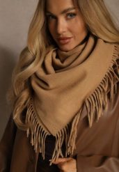 Brązowy Bawełniano-Wiskozowy Szalik w Kształcie Trójkąta z Frędzlami Vetisara. Brązowe szaliki Renee, bez wzorów, z bawełny. Za 39.99 zł.