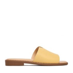 Klapki Lasocki. Żółte klapki Lasocki, bez wzorów, bez obcasa. Za 139.99 zł.