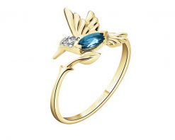 Pierścionek z żółtego złota z diamentami i topazem London Blue - koliber - próba 375. Niebieskie pierścionki Apart, z diamentem, złote. Za 1,659.00 zł.