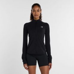 Bluza damska New Balance WJ53101BK – czarna. Czarne bluzy New Balance, xl, bez wzorów, z materiału, bez kaptura. Za 359.99 zł.