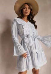 Niebieska Mini Sukienka o Rozkloszowanym Kroju z Falbankami i Materiałowym Paskiem w Talii Fiorfa. Niebieskie sukienki Renee, na lato, l, bez wzorów, z materiału, eleganckie, bez kołnierzyka, bez ramiączek, mini, rozkloszowane. Za 169.99 zł.