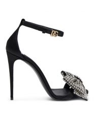 Dolce&Gabbana Sandały CR1793 A9S43 Czarny. Czarne sandały Dolce&Gabbana, bez wzorów, z materiału, bez obcasa, na szpilce, bez zapięcia. Za 4,859.00 zł.