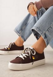 Brązowe Niskie Trampki z Podwójnymi Sznurówkami na Tłoczonej Platformie Astedella. Brązowe trampki Renee, bez wzorów, z materiału, bez zapięcia. Za 109.99 zł.