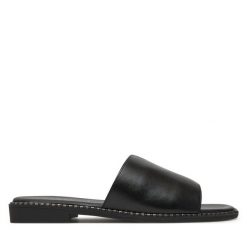 Klapki Lasocki. Czarne klapki Lasocki, bez wzorów, bez obcasa. Za 139.99 zł.