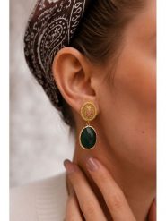 L'Atelier de Gaia Pozłacane kolczyki-wkrętki ze szmaragdami rozmiar: onesize. Zielone kolczyki L'Atelier de Gaia, z szmaragdem, pozłacane. Za 65.95 zł.