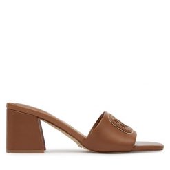 Klapki Guess. Brązowe klapki Guess, z aplikacjami, bez obcasa. Za 449.99 zł.