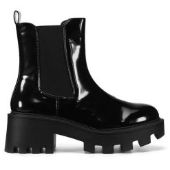 Botki DeeZee. Czarne botki DeeZee, bez wzorów, bez obcasa, na słupku, bez zapięcia. Za 179.99 zł.