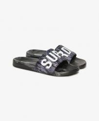 Superdry Camo Pool Sliders - klapki z wyściełanym paskiem – Dark Grey Tiger Camo. Szare klapki Superdry, bez wzorów, z nylonu, bez obcasa. Za 174.20 zł.