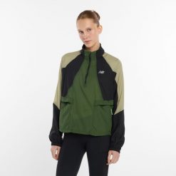 Kurtka damska New Balance WO53206GAS – zielona. Zielone kurtki sportowe New Balance, m, bez wzorów, z materiału, bez kaptura. Za 539.99 zł.