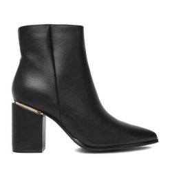 Botki DeeZee. Czarne botki DeeZee, bez wzorów, bez obcasa, na słupku, bez zapięcia. Za 199.99 zł.