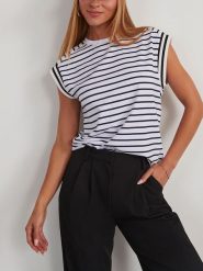 Milan Kiss Koszulka w kolorze biało-czarnym rozmiar: M. Białe bluzki Milan Kiss, m, bez wzorów, bez kołnierzyka, bez ramiączek. Za 104.99 zł.