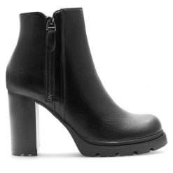 Botki Clara Barson. Czarne botki Clara Barson, bez wzorów, bez obcasa, na słupku, bez zapięcia. Za 169.99 zł.