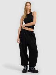 4F Spodnie dresowe joggery damskie - czarne M. Czarne spodnie dresowe 4f, m, bez wzorów, z dresówki. Za 149.99 zł.