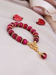 L'Atelier de Gaia Pozłacana bransoletka z koralami rozmiar: onesize. Czerwone bransoletki L'Atelier de Gaia, z koralem, pozłacane. Za 109.00 zł.