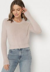 Beżowy Krótki Sweter Puchaty Dindra. Brązowe swetry Born2be, bez wzorów, z dzianiny, bez ramiączek. Za 59.99 zł.