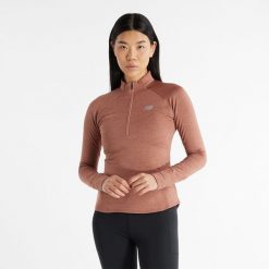 Bluza damska New Balance WT43200SWA – brązowa. Brązowe bluzy New Balance, xs, bez wzorów, z dresówki, bez kaptura. Za 149.99 zł.