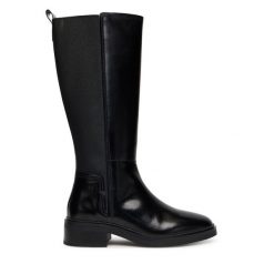 Kozaki Tommy Hilfiger. Czarne kozaki TOMMY HILFIGER, bez obcasa, na płaskiej podeszwie, bez zapięcia. Za 1,099.00 zł.