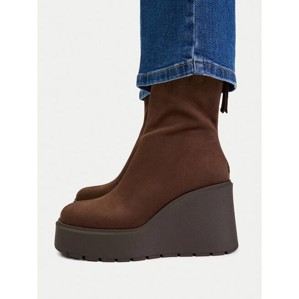 Botki DeeZee. Brązowe botki DeeZee, bez wzorów, bez obcasa, na koturnie, bez zapięcia. Za 199.99 zł.