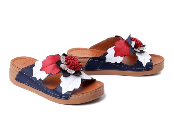 KOCH 030.351.3843 navy-white-red, klapki damskie. Białe klapki KOCH, bez wzorów, ze skóry, bez obcasa, na koturnie. Za 153.68 zł.