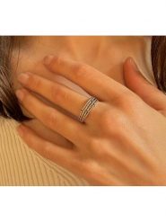 Les Petites Précieuses Srebrny pierścionek z szafirem rozmiar: 52. Szare pierścionki Les Petites Précieuses, z szafirem, srebrne. Za 117.99 zł.