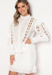 Biały Ażurowy Komplet z Dodatkiem Bawełny Koszula z Perełkowymi Guzikami i Spódnica Leniyana. Białe koszule Born2be, m, w ażurowe wzory, z bawełny, eleganckie, bez kołnierzyka, bez ramiączek. Za 109.99 zł.