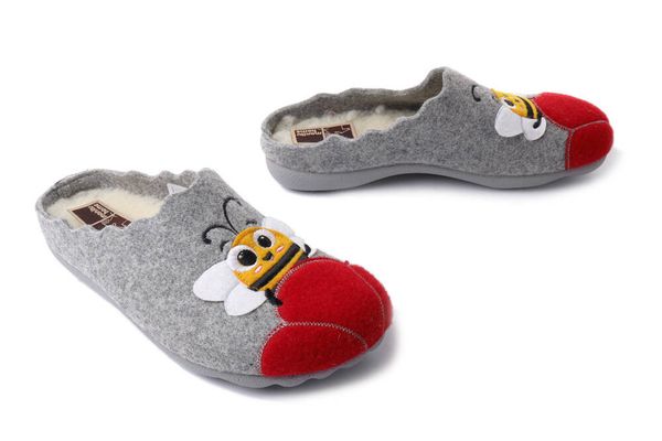 MANITU 320230-09 grau, kapcie damskie. Szare obuwie domowe Manitu, bez wzorów, bez zapięcia. Za 173.72 zł.