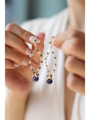 Pierres delicates Pozłacane kolczyki z szafirami rozmiar: onesize. Niebieskie kolczyki Pierres delicates, z perłą, pozłacane, z zapięciem typu bigiel. Za 118.01 zł.