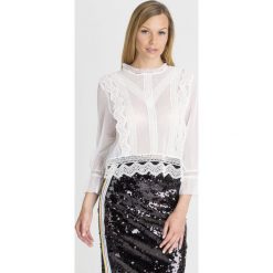 BLUZKA ZELDA GUESS. Białe bluzki Guess, l, z aplikacjami, z koronki, bez kołnierzyka, bez ramiączek. Za 199.50 zł.