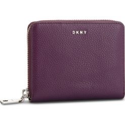 Duży Portfel Damski DKNY - Sm Zip Around R831A656 Brinjal B7J. Fioletowe portfele DKNY, bez wzorów, ze skóry. W wyprzedaży za 339.00 zł.