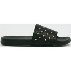 Versace Jeans - Klapki. Czarne klapki Versace Jeans, bez wzorów, z jeansu, bez obcasa, na obcasie. W wyprzedaży za 219.90 zł.