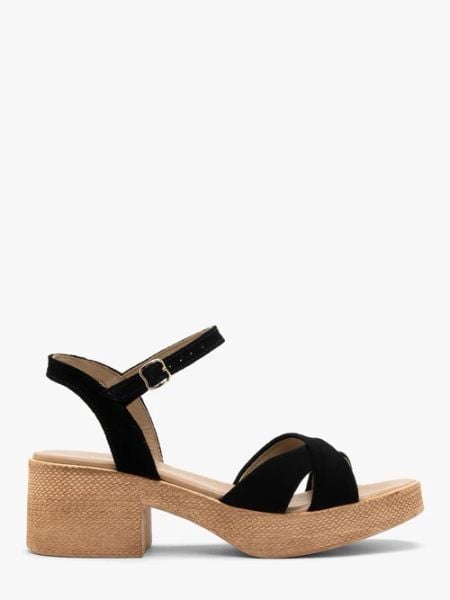 Czarne sandały damskie ze skóry welurowej. Czarne sandały Ryłko, bez wzorów, ze skóry, klasyczne, bez obcasa, na obcasie, bez zapięcia. W wyprzedaży za 199.99 zł.