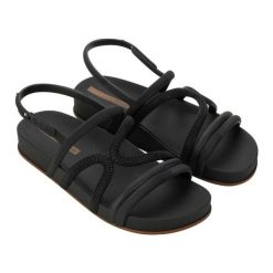 Sandały Ipanema Walk sandal 27211 BF986 czarne. Czarne sandały bez wzorów, eleganckie, bez obcasa, bez zapięcia. W wyprzedaży za 218.61 zł.