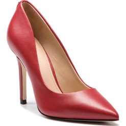 Szpilki GUESS - FLBL14 LEA08 LRED. Czerwone szpilki Guess, z aplikacjami, ze skóry ekologicznej, bez obcasa, na obcasie, bez zapięcia. W wyprzedaży za 369.00 zł.