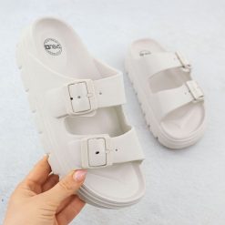 Klapki basenowe plażowe na platformie z klamrami beżowe NEWS 5610. Brązowe klapki NEWS, bez wzorów, z materiału, bez obcasa, na platformie. Za 59.99 zł.