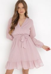 Różowa Sukienka Pronestra. Czerwone sukienki Born2be, m, bez wzorów, z materiału, eleganckie, bez kołnierzyka, bez ramiączek, mini, kopertowe. Za 99.99 zł.