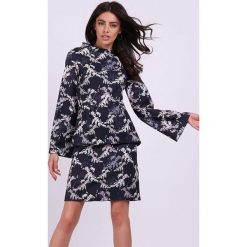 Sukienka w kolorze granatowym ze wzorem. Niebieskie sukienki Jesienny butik, xs, bez wzorów, bez kołnierzyka, bez ramiączek, mini, baskinki. W wyprzedaży za 129.95 zł.