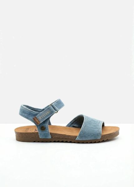 Sandały Mustang z materiału przypominającego jeans. Niebieskie obuwie sportowe bonprix, z jeansu, bez zapięcia. Za 249.99 zł.