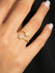 Lodie Silver Srebrny pierścionek z cyrkoniami rozmiar: onesize. Szare pierścionki Lodie Silver, z cyrkonią, srebrne. Za 101.23 zł.