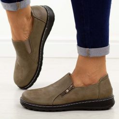 Khaki półbuty damskie Potocki 90352. Brązowe czółenka POTOCKI, bez wzorów, z gumy, z okrągłym noskiem, bez obcasa, na płaskiej podeszwie, bez zapięcia. Za 139.00 zł.