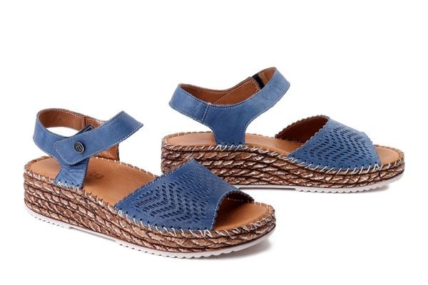 MANITU 910330-05 blau, sandały damskie. Niebieskie sandały Manitu, bez wzorów, ze skóry, bez obcasa, na koturnie, bez zapięcia. Za 161.94 zł.