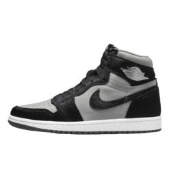 Buty do chodzenia dla dorosłych Air Jordan 1 Retro High OG Twist 2.0. Szare obuwie sportowe Jordan, bez zapięcia, trekkingowe. W wyprzedaży za 598.90 zł.