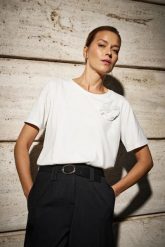 T-shirt w kwiatem biały. Białe t-shirty MOODO, l, bez wzorów, z bawełny, bez kołnierzyka, bez ramiączek. Za 79.99 zł.