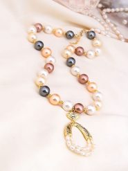 Pierres delicates Naszyjnik z elementami ozdobnymi - dł. 50 cm rozmiar: onesize. Białe naszyjniki Pierres delicates, z perłą, z mosiądzu. Za 86.99 zł.