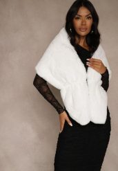 Białe Ponczo z Ozdobnym Futerkiem Cralinne. Białe swetry Renee, bez wzorów, bez ramiączek. Za 99.99 zł.