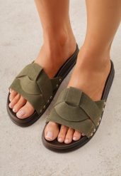 Zielone Klapki z Przeplatanymi Paskami i Nitami przy Podeszwie Marivyn. Zielone klapki Born2be, bez wzorów, bez obcasa, na płaskiej podeszwie. Za 79.99 zł.