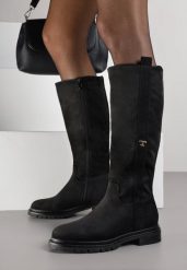 Czarne Eleganckie Kozaki Oficerki z Imitacji Zamszu Zdobione Aplikacją Salissana. Czarne kozaki Born2be, z jeansu, bez obcasa, na płaskiej podeszwie, bez zapięcia. Za 159.99 zł.