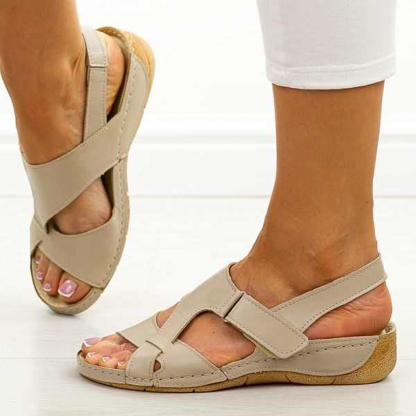 Beżowe skórzane Polskie sandały damskie Gregors 1143. Brązowe sandały GREGORS, bez wzorów, z jeansu, casualowe, bez obcasa, na koturnie, bez zapięcia. Za 339.00 zł.