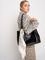 Duża torebka na ramię - czarny. Czarne torby na ramię Sinsay, bez wzorów, na ramię, duże, bez dodatków. Za 49.99 zł.